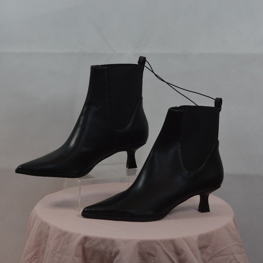 Chinese Laundry SZ 8.5 pull on Ankle boots NWT